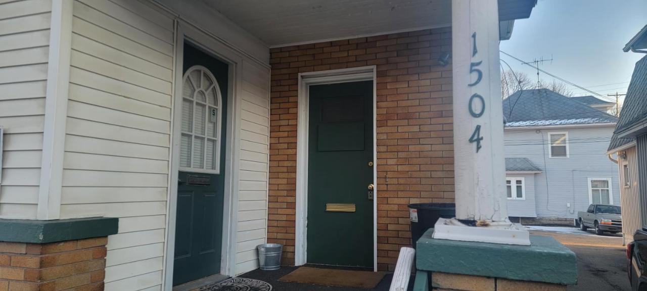 E. Michigan Walk Up Furnished 2 Bedroom Apt Lansing Extérieur photo